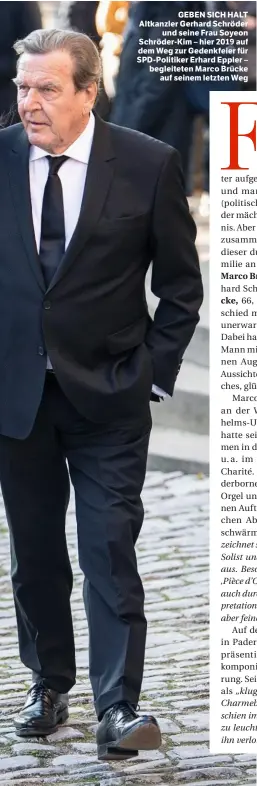  ??  ?? GEBEN SICH HALT Altkanzler Gerhard Schröder und seine Frau Soyeon Schröder-Kim – hier 2019 auf dem Weg zur Gedenkfeie­r für SPD-Politiker Erhard Eppler – begleitete­n Marco Brücke auf seinem letzten Weg