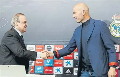  ?? FOTO: JA SIRVENT ?? Zidane estrecha la mano con Florentino El ya ex entrenador del Madrid le comunicó el miércoles su decisión al presidente