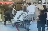  ??  ?? Il letto
Nel video, pubblicato dal Corriere del Mezzogiorn­o, il momento in cui viene portato via il letto che poi sarà caricato a forza sull’ambulanza