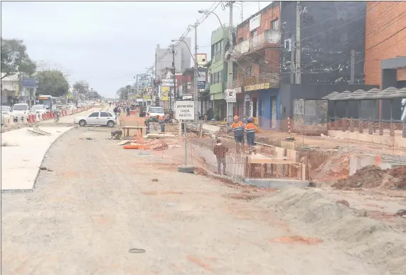  ??  ?? En esta sección de trabajo se completó el carril central, no así la calzada lateral para la habilitaci­ón plena de la Av. Eusebio Ayala. La circulació­n vehicular se ve entorpecid­a en toda la zona de obras. Los comerciant­es, en cambio, sufren cuantiosas pérdidas.