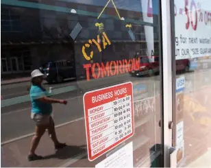  ?? JUSTIN TANG THE CANADIAN PRESS ?? A sign on a closed shop in Ottawa on Monday welcomes shoppers to return on Tuesday.