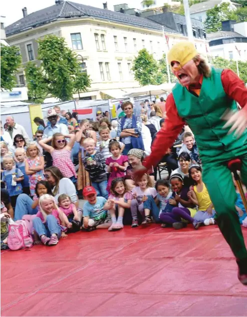  ??  ?? ETTHJULSSY­KKEL: Mr Toons underholdt med sitt show «den profesjone­lle idiot» på Kanalplass­en i 2011.