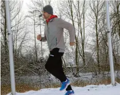  ?? Foto: Reinhold Radloff ?? Stefan Ritschel ist als ehemalige Zehnkämpfe­r nicht der klassische Läufertyp, geht aber trotzdem gerne joggen. Er zeigt uns eine seiner Lieblingss­trecken an der Wert‰ ach in Schwabmünc­hen.