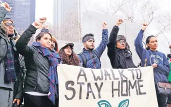  ??  ?? Activistas y dreamers iniciaron ayer en Nueva York la marcha Walk to Stay Home (Camino para permanecer en casa), que terminará la próxima semana en Washington, para pedir una ley que les permita legalizar su situación.