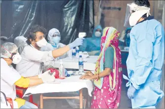  ?? SATYABRATA TRIPATHY/HT PHOTO ?? Health workers screen residents of Motilal Nagar at Goregaon on Friday.