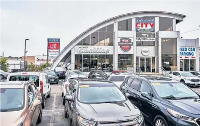  ?? AN RONG XU/THE NEW YORK TIMES ?? A used car dealership in July in the Queens borough of New York. The limited supply of new and used vehicles is forcing some Americans to go to great lengths to find and buy them, including traveling to dealers hundreds of miles away.