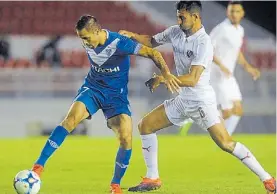  ??  ?? Cambió. Martínez, con la de Vélez en el último 1-1 contra Independie­nte.