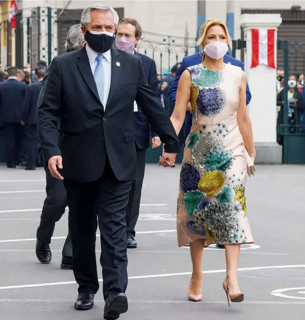  ??  ?? En la ceremonia de asunción Fabiola eligió un vestido midi de raso de Gabriel Lage. Con estampado oriental, joyas de Rubi Rubi y stilettos de Zara.