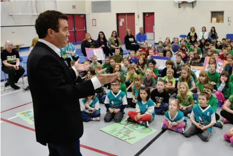  ?? RICK MERCER REPORT HANDOUT PHOTO BY MICHAL GRAJEWSKI ?? Rick Mercer congratula­tes Beaverly elementary students and staff during a visit earlier this month for being the top fundraisin­g elementary school in Canada for the Spread the Net Student Challenge, which raises money to buy malaria-preventing bed nets...