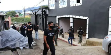  ?? OIJ PARA LN ?? El OIJ allanó 14 sitios el martes pasado, como parte del operativo para desarticul­ar un grupo narco liderado por Cabrera, alias Manzanita, cuya residencia (derecha) aparece en esta fotografía.