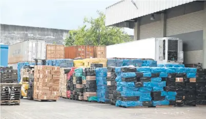  ?? ?? El patio de la Receita Federal de Foz está repleto de cajas y cajas de cigarrillo­s paraguayos.