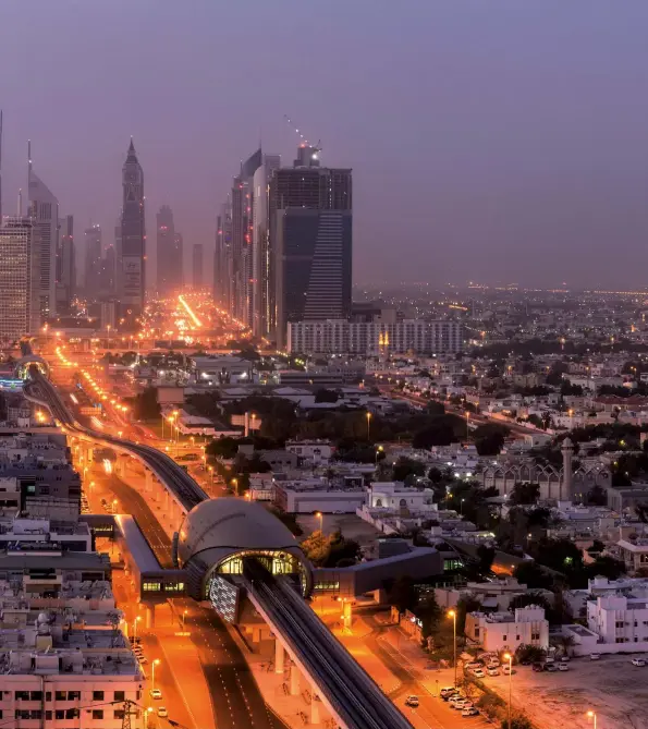  ?? Foto: Siegfried Layda ?? Detailverl­iebt Dubai im Morgennebe­l. Vier Einzelbild­er wurden in Photoshop zum Panorama (Photomerge) mit hoher Detailaufl­ösung zusammenge­fügt. Um Probleme zu vermeiden, sollte man bei dieser Technik Belichtung­szeit, Blende und Weißabglei­ch manuell einstellen (Sony NEX-7, 108 mm/KB, ISO 100, Blende 11, 4,0 s).