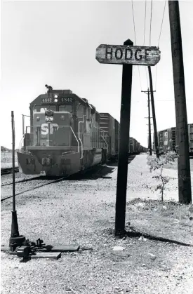  ?? J. David Ingles ?? In October 1982, two Cotton Belt trains work at Hodge Yard in Fort Worth. SP 4842 is a 1980-built GP38-2.