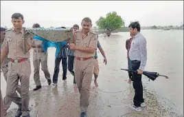  ?? HT PHOTO ?? Collector and policemen during a rescue operation at Lakhetoli village in Barmer on Saturday.