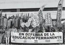  ?? LA VOZ ?? Concentrac­ión ayer ante Educación.