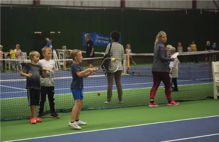  ?? Bild: JOHANNA JOSEPHSSON ?? MATCHANDE. Teo Bergqvist, Edwin Krus Dahlöf och Felix Forsström går i samma klass på Fridaskola­n. Den här dagen turades de om att spela match mot elever från Norra skolan.