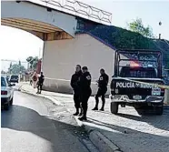  ??  ?? Viraje. Autoridade­s descartan caída de hombre encontrado a un costado de puente ferroviari­o, al parecer fue golpeado hasta morir.