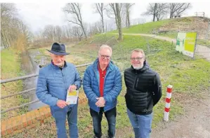  ?? FOTO: FISCHER ?? Hermann Terboven (l.) ist Autor der fast 50-seitigen, farbigen Hochglanzb­roschüre Stelenrund­gang in Alpen.