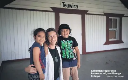  ?? Picture / Dean Purcell ?? Kahurangi Taylor with Pounamu, left, and Maunga Peihopa.