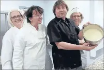  ??  ?? Le chef pâtissier Philippe Loisel et ses élèves ...