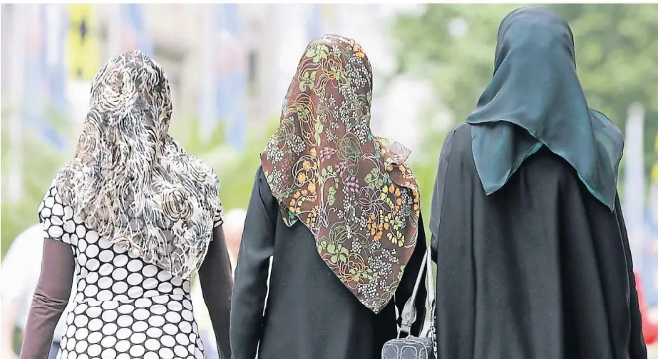  ?? FOTO: ANDREAS GEBERT/DPA ?? Immer mehr junge Musliminne­n in Frankreich entscheide­n sich, ein Kopftuch zu tragen.