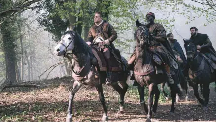  ?? WARNER BROS. CANADA ?? Le roi Arthur (Charlie Hunnam) et certains des futurs chevaliers de la table ronde