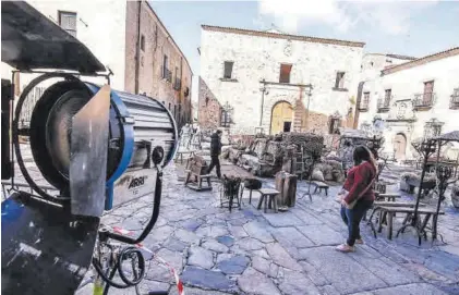  ?? SILVIA SÁNCHEZ FERNÁNDEZ ?? Imagen de los decorados en la plaza de Santa María para el rodaje de la primera temporada de `La casa del dragón'.