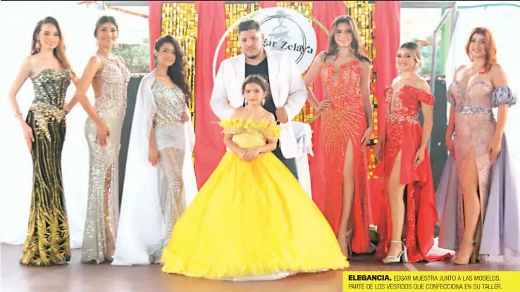  ?? ?? ELEGANCIA. EDGAR MUESTRA JUNTO A LAS MODELOS, PARTE DE LOS VESTIDOS QUE CONFECCION­A EN SU TALLER.