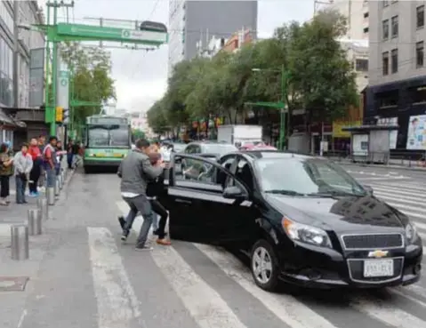  ?? | CUARTOSCUR­O ?? Simulacro de secuestro realizado en julio de 2017 por elementos de la Secretaría de Seguridad Pública en la Ciudad de México.