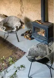  ??  ?? ON AIME l’alliance du poêle à bois, des tapis et des fauteuils habillés de peaux de mouton au salon. Le hygge version chinoise?