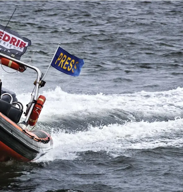  ?? FOTO: LEIF WECKSTRöM ?? ARBETSREDS­KAP. Rib-båten är Leif Rosas främsta arbetsreds­kap. Det andra redskapet är kameran. Men Rosas säger att turismen kommer att bli en betydligt större bransch än medier i framtiden.