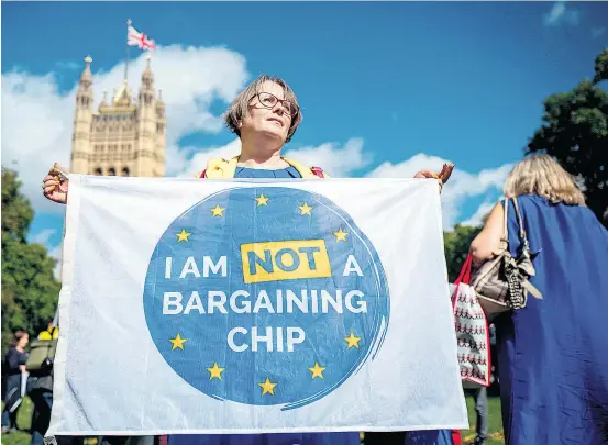  ??  ?? Nunmehr schon seit Jahren ein gewohntes Bild: Proteste vor dem britischen Parlament – mal für, mal gegen den Brexit.