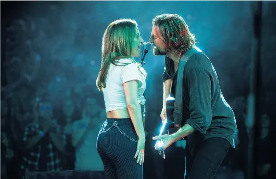  ??  ?? Duett statt Duell: Lady Gaga und Bradley Cooper als aufsteigen­der und als verglühend­er Stern in „A Star Is Born“.