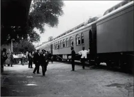  ?? LOANED PHOTO/U.S. BUREAU OF RECLAMATIO­N YUMA PROJECTS OFFICE ?? THIS PHOTO FROM March 31, 1909, shows special trains bringing in people from Los Angeles and Phoenix to attend a celebratio­n in honor of the completion of the Laguna Dam. In the early days of Yuma, the city had to deal with flooding from the Colorado...