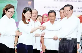  ?? — Bernama photo ?? Guan Eng (right) presenting DAP’s nomination credential toVivian as the Sandakan by-election candidate, witnessed by Shafie (second right), Kit Siang (third left) and Christina, yesterday.