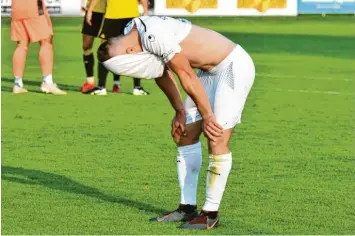  ?? Foto: Christian Kruppe ?? Für die Bayernliga­kicker des TSV Schwabmünc­hen setzte es beim FC Deisenhofe­n eine weitere Niederlage. Die Schwarz‰Weißen rutschen damit auf den vorletzten Tabellenpl­atz ab.