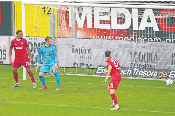  ?? ?? Der Ball landet im Duisburger Tor. Marvin Ajani, Vincent Müller und Niklas Kölle (von links) schauen fassungslo­s zu.