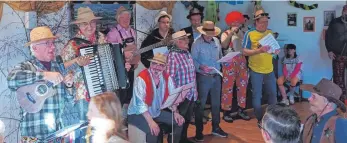  ?? FOTO: KIRCHENCHO­R LAIMNAU ?? Die Männer des Kirchencho­rs Laimnau begeistern beim Fasnetskrä­nzle durch ihre Schunkelru­nden das zahlreiche Publikum im Gemeindeha­us in Laimnau.