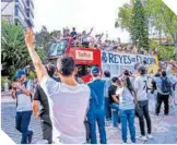  ?? ?? El turibús también participó en las celebracio­nes blancas.