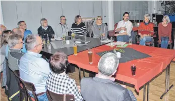  ?? SZ-FOTO: ELISABETH SOMMER ?? Bürgermeis­ter Ulrich Ruckh (weißes Hemd) schildert die grundsätzl­ichen Überlegung­en zum Verein „Bürger für Bürger“.