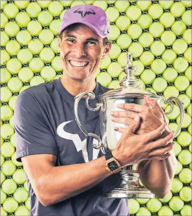  ??  ?? RECUERDO. Nadal se hizo la foto oficial de campeón para la USTA (Federación USA) al finalizar.