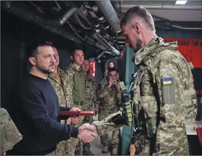  ?? AFP ?? MANO A MANO. El presidente ucraniano viajó ayer al frente oriental, donde reconoció a las tropas.