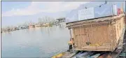  ?? WASEEM ANDRABI/HT ?? The ‘Floating Post Office, Dal Lake’ is built on an intricatel­y carved maroon houseboat.