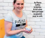  ??  ?? Au Pause Coffee &amp; Kürtös, Kristi aime faire partager sa passion pour le café.