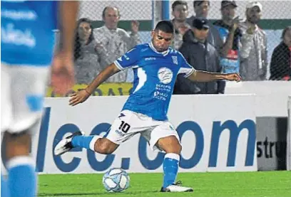  ?? TOMMY FRAGUEIRO/ ARCHIVO ?? EXPERIENCI­A. Néstor Ortigoza, toda la sapiencia para el manejo del balón en la mitad de la cancha del “León” del sur cordobés.