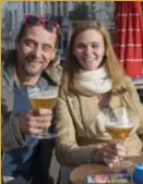  ??  ?? Roel Paulussen en Cynthia Zegers op het terras van café Baron. “Deze plek baadt in het zonlicht.”