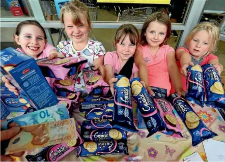  ?? PHOTO: MARTIN DE RUYTER/FAIRFAX NZ ?? Gabrielle Stephens, left, Inky Tander, Neve Curran, Arabella Dwyer and Maisie Tinker sell Girl Guide biscuits outside New World in Stoke.