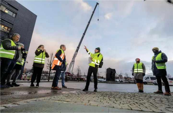  ?? FOTO: JACOB J. BUCHARD ?? Saksbehand­ler Åsmund Åmdal fra plan og bygg presentere­r saken for politikern­e i by- og stedsutvik­lingsutval­get. I bakgrunnen vises høyden på nybygget, men ikke bredden: Den er 30 x 30 meter.