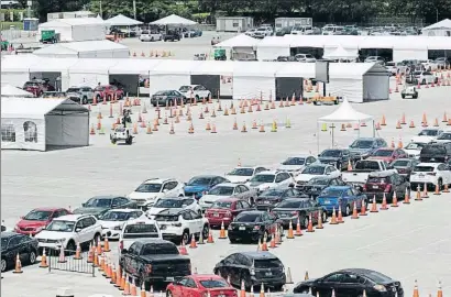  ?? WILFREDO LEE / AP ?? Coches haciendo cola para hacerse el test del coronaviru­s en el Hard Rock Stadium de Miami