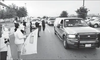  ??  ?? Autoridade­s de los tres niveles de gobierno dieron ayer el banderazo de salida en el estacionam­iento del Centro Cultural de Nuevo Laredo, Tamaulipas, a 90 vehículos de migrantes mexicanos, la mayoría procedente­s de California, Chicago, Texas y Ohio,...